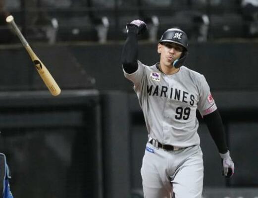 　４回、先制３ランを放ったロッテのソト＝エスコンフィールド