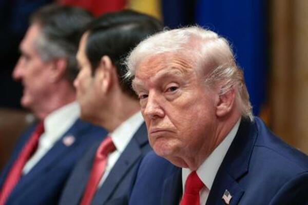 ホワイトハウスで閣議に臨むトランプ大統領=29日、ワシントン(ロイター=共同)