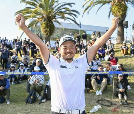 プレーオフを制して初優勝を果たし、喜ぶ大岩龍一=Kochi黒潮CC