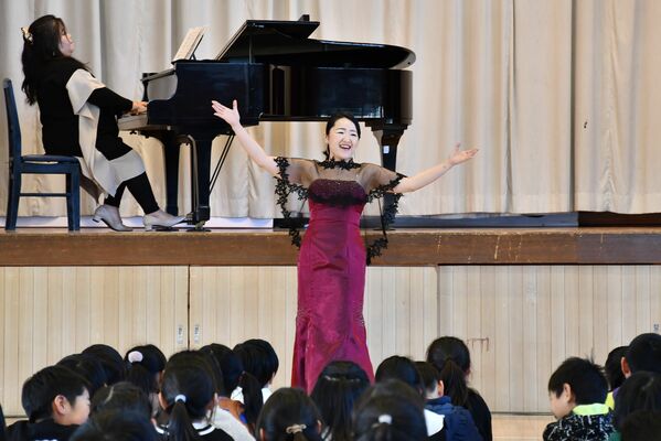 児童交流会で歌声を披露するソプラノ歌手の上田さん