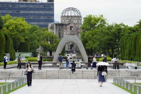 平和記念公園。奥は原爆ドーム=広島市中区