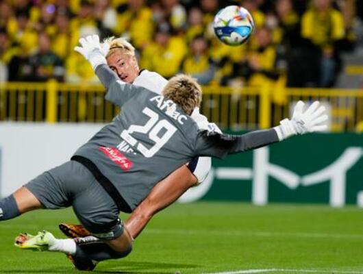 　柏―鹿島　前半終了間際、先制ゴールを決める鹿島・鈴木（奥）＝三協Ｆ柏