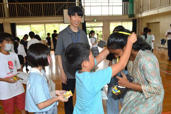 石塚小で開かれたマレーシア生徒との文化交流会