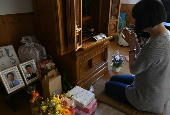仏壇で手を合わせる高瀬晶子さん。次男の淳生さんを亡くした雪崩事故から８年となる＝２６日午後３時３０分、矢板市