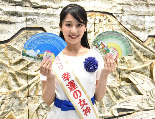 サマージャンボ宝くじをＰＲする久保田さん＝５日午前、下野新聞社
