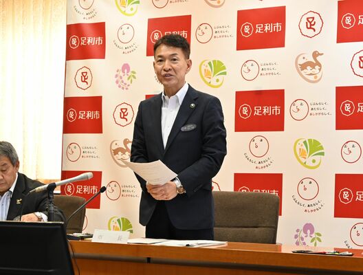 定例記者会見で水道料金の改定を公表する早川市長