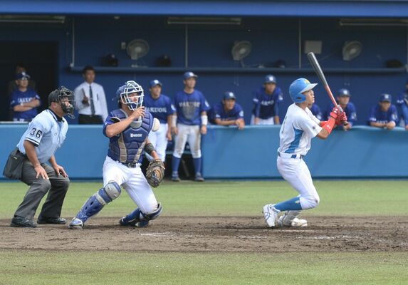 作新大－白鴎大１回戦　８回裏２死二、三塁、作新大の田口が右中間に勝ち越しの２点適時二塁打を放つ＝白鴎大野球場