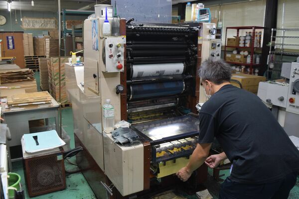 印刷作業を進める藤崎印刷の従業員。継続した賃上げには原材料価格の高騰などコスト上昇がネックとなっている＝６月下旬、宇都宮市