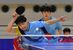 卓球男子団体決勝リーグ　フォアを決める青藍泰斗の柳沢（左）。奥は赤尾＝清原体育館
