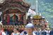 町を華やかに巡行した祇園祭の山車の列