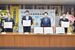 包括連携協定を結んだ佐藤市長（右から２人目）と各プロチームの代表者＝宇都宮市役所