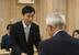 塩谷町の見形町長から任命を受けた小森さん(左)