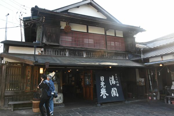 ジャズ演奏会が開かれた渡邊佐平商店＝５月17日、日光市