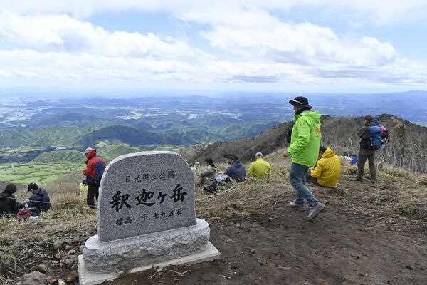 釈迦ケ岳山頂で景観を楽しむ参加者ら