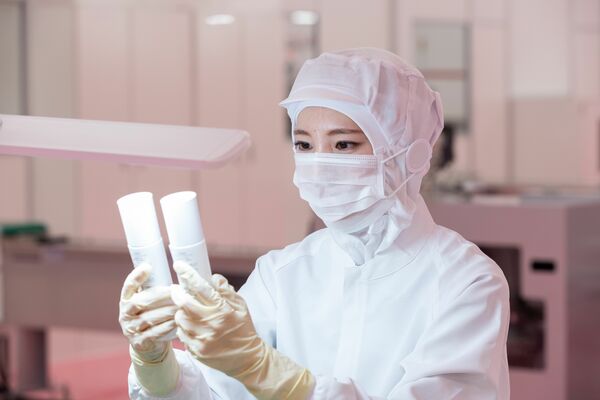 製品の確認作業を行う従業員