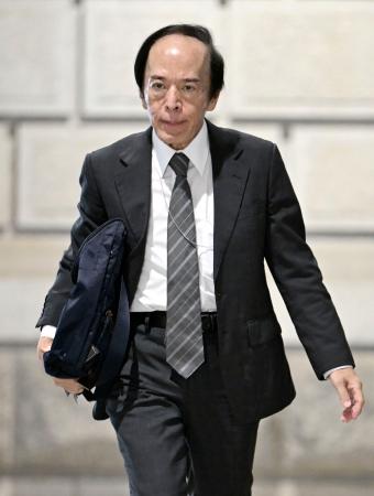 金融政策決定会合出席のため、日銀本店に入る植田総裁=18日午前(代表撮影)