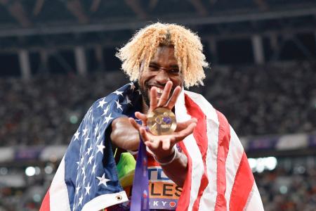 男子200メートルで優勝し、ポーズをとるノア・ライルズ=国立競技場