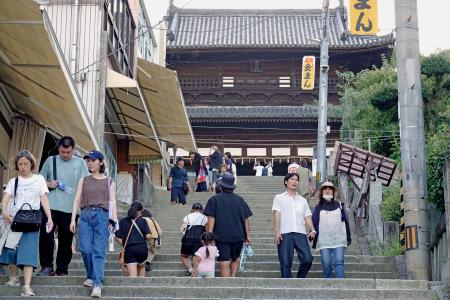 　金刀比羅宮の表参道を行き交う観光客＝香川県琴平町