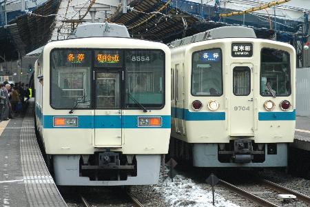 懐かしい9000形(右)とのツーショット=2005年5月、小田急永山駅