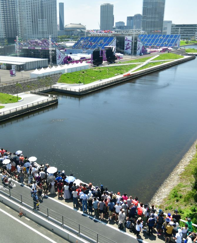 自転車ＢＭＸの競技を見ようと橋の上に集まった人たち＝８月１日午前、東京都江東区