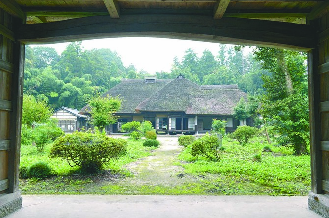 表門から眺める主屋