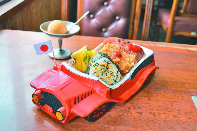 赤い車のプレートに小さな旗が立つ「お子様ランチ」