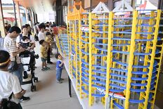 プラレールに釘付け！　栃木県の鉄軌道事業者6社が垣根を越えて集結　宇都…