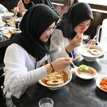 インドネシア中学生が佐野来訪、ハラルラーメン作り挑戦　豚肉使わず鶏だし…