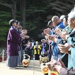門前町を彩る花家体　日光二荒山神社の「弥生祭」宵まつり