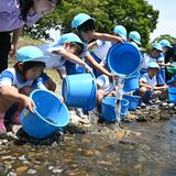 茂木で園児ら稚アユ放流 大きく育ってね