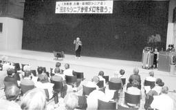 元気なシニアが「懐メロ」楽しむ