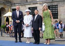 両陛下、戦没者碑に供花