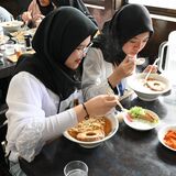 インドネシア中学生が佐野来訪、ハラルラーメン作り挑戦　豚肉使わず鶏だし、同世代と交流も