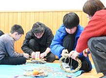 児童や親子がしめ飾り作り