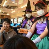 ＳＬで高校生がハロウィンイベント　仮装で手作りケーキ配布
