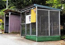 ごみ集積所に鳥よけの網張る