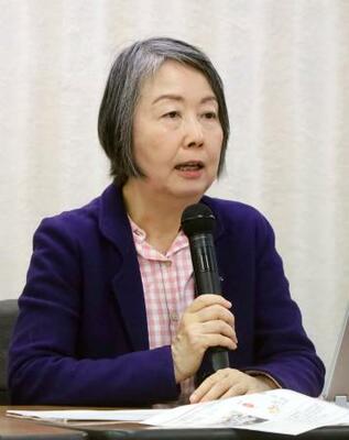 記者会見するNPO法人「ひとり親家庭サポート団体全国協議会」の赤石千衣子理事長=27日午後、厚労省