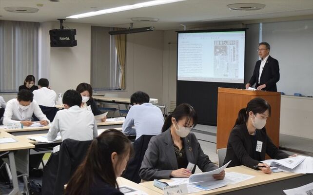 破綻・一時国有化の歴史を学んだ足利銀行の行員研修＝11月９日、宇都宮市