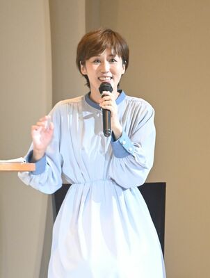 ユーモアを交えて家族の介護を語るにしおかさん＝23日午後、宇都宮市宿郷５丁目