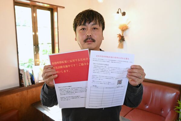 署名への協力を呼びかける梁川さん