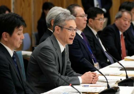 　「女性職員活躍・ワークライフバランス推進協議会」であいさつする露木官房副長官（左から２人目）＝１９日午後、首相官邸