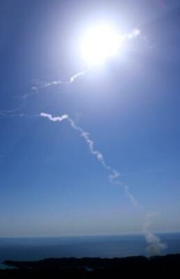 　和歌山県串本町から打ち上げられた小型ロケット「カイロス」３号機が残した白煙。発射後まもなく飛行中断措置が取られた＝５日午前１１時１２分（共同通信社ヘリから）