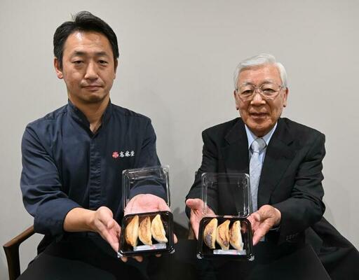 「宇都宮焼き」を共同開発した安田さん(右)と和気社長