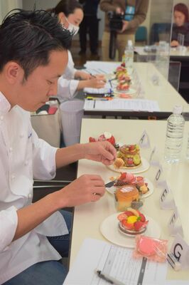 県が主催したイチゴのスイーツコンテストの試食審査。「選ばれる栃木のイチゴ」に向けた取り組みが広がっている＝11月25日、宇都宮市