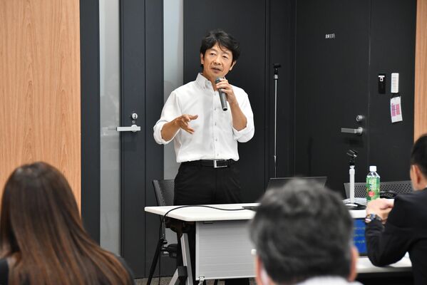 部課長級の市職員らを前に講演する國井さん
