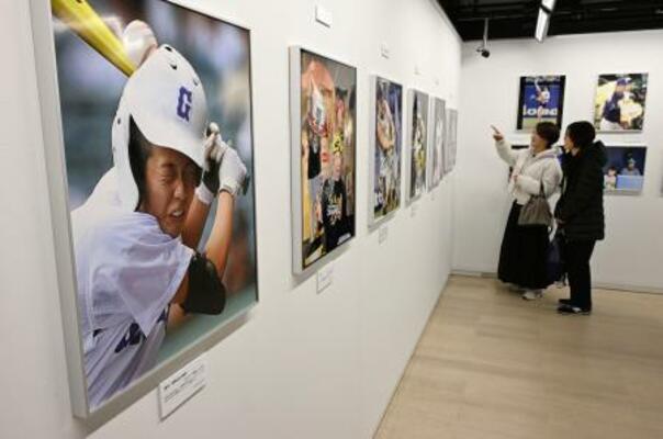 　関西スポーツ紙写真展の展示＝大阪・心斎橋の「ニコンプラザ大阪　ＴＨＥ　ＧＡＬＬＥＲＹ」