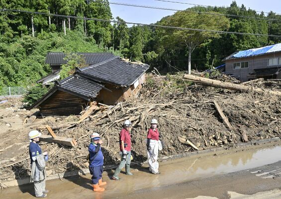納屋が押し流された土砂崩れ現場。ボランティア団体が屋内で住民の貴重品などの捜索に当たった＝29日午後２時10分、石川県輪島市町野町
