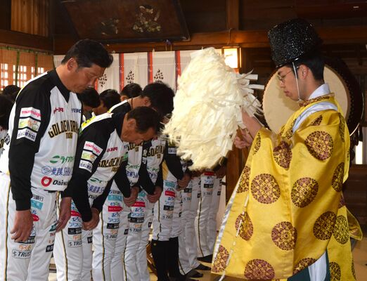 春季キャンプの安全を祈願する栃木ＧＢの山下監督（左）ら＝小山市の須賀神社