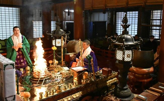 寒ざらしそばの成功を願って満願寺本堂で行われた大寒祭の護摩祈祷