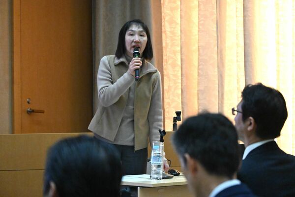 県立学校長会議で講話する高瀬晶子さん＝21日午前、県庁東館講堂